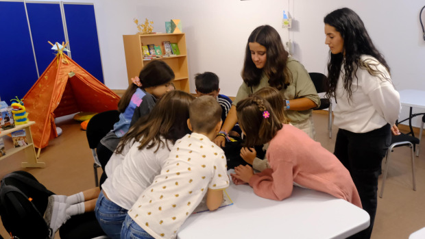 Actividade na biblioteca de Narón, unha das beneficiarias