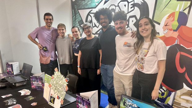 Antigo alumnado do máster que se imparte na localidade, coa coordinadora, Luz Castro, no BCN Game Fest