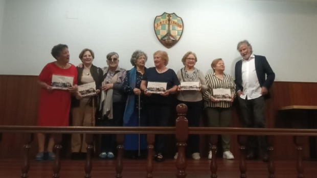 O único home da imaxe foi en representación da súa nai, Virucha