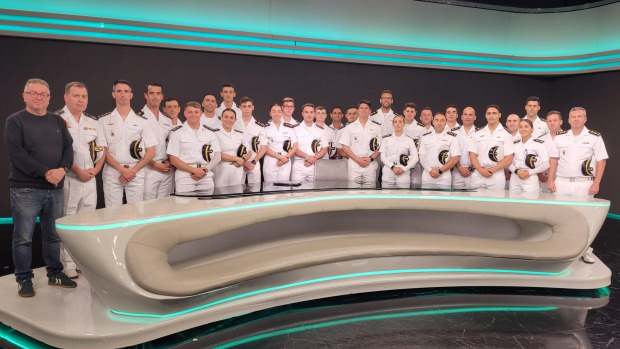El alumnado de la Escaño en uno de los platós de la Televisión de Galicia