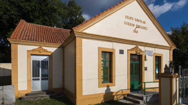 Entrada al inmueble indiano de la parroquia de Maniños