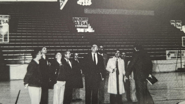 Otro momento del recorrido del soviético, atendiendo a las explicaciones sobre el parqué