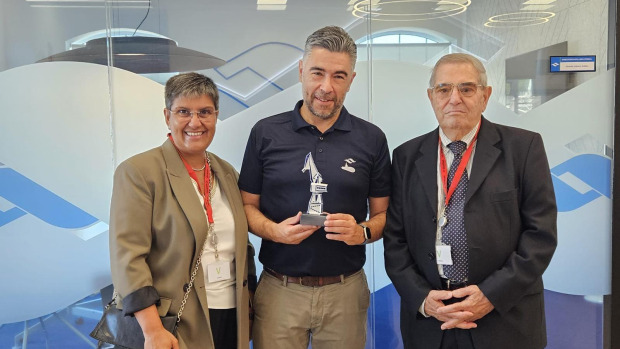Fátima y Jenaro Fernández junto a Eduardo Dobarro, director de Navantia