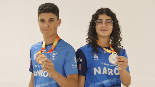 Antón Díaz y Ángela Lendoiro posan con sus respectivas medallas