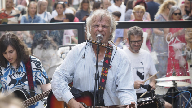 Los Limones en concerto na rúa Real de Ferrol