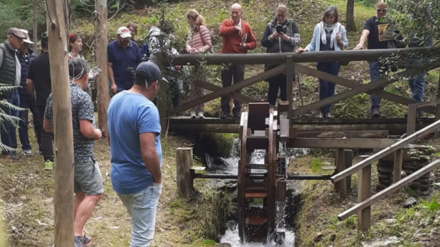 A primeira Xornada Memorias na Aldea ofreceu a visita a un muíño de auga en funcionamento