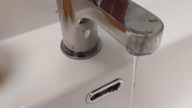 Cerrar el grifo cuando no sea necesario que corra el agua es uno de los consejos