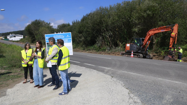 Un instante de la visita de la conselleira a las obras de la nueva senda en Ortigueira