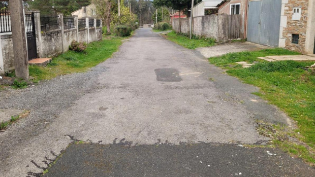Estado actual del vial, con numerosos desperfectos