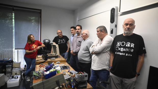 Voluntarios en el taller del Campus Industrial de Ferrol con miembros de las asociaciones Alcer y CRS Narón