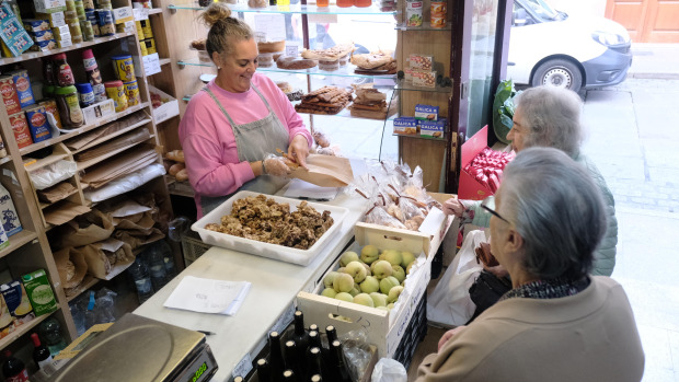Varias clientas en la Tienda de Belén, en Ferrol
