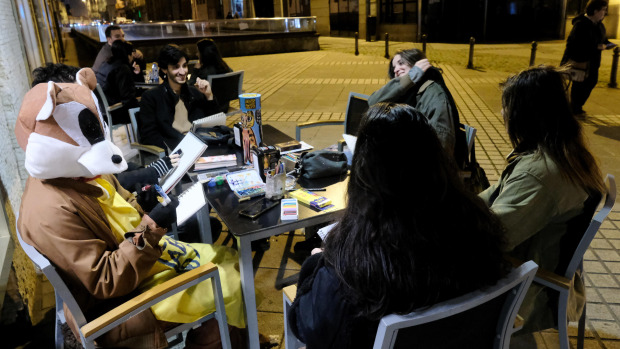 La Escola Aberta de Arte se reunió en el café Avenida para celebrar una de sus sesiones de Retrato Club