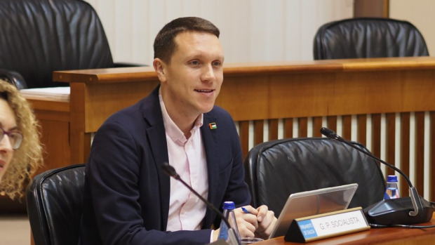 O deputado Aitor Bouza deu conta da decisión na mañá deste martes