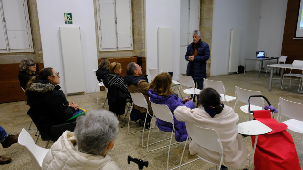 Imaxe dun encontro arredor de Castelao, organizado pola Sociedade Cultural Medulio no Antigo Hospicio