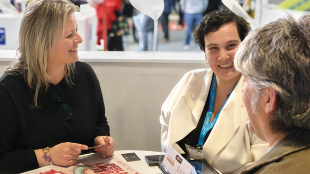 Sandra Permuy (izquierda) y Justo Ardá en sus encuentros en Fitur