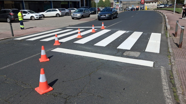 Pasis de peatones recién pintados en Caranza