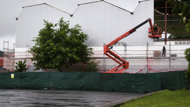Operarios en las obras de rehabilitación energética del polideportivo pontés
