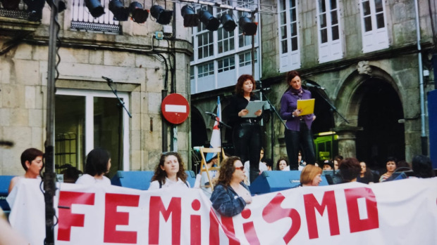 Begonha Caamanho, á dereita no escenario, paticipando nun 8M con Mulheres Nacionalistas Galegas (MNG)