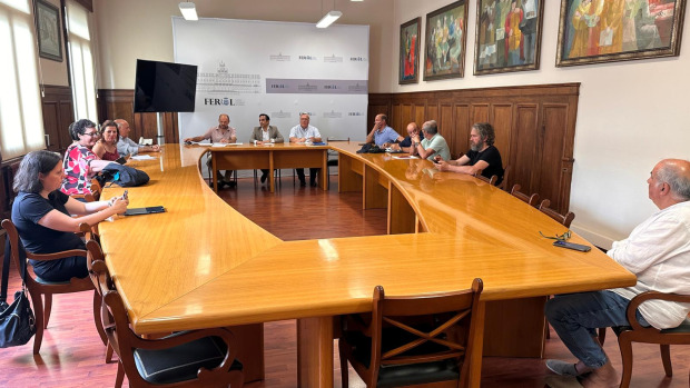 Un instante de la asamblea, presidida por José Manuel Rey Varela