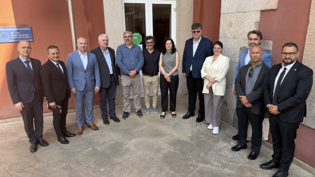 Representantes do Campus ferrolán cos visitantes de Romanía