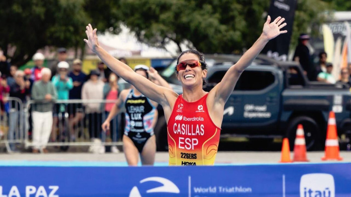 Casillas, celebrando su primer triunfo en un trofeo mundial