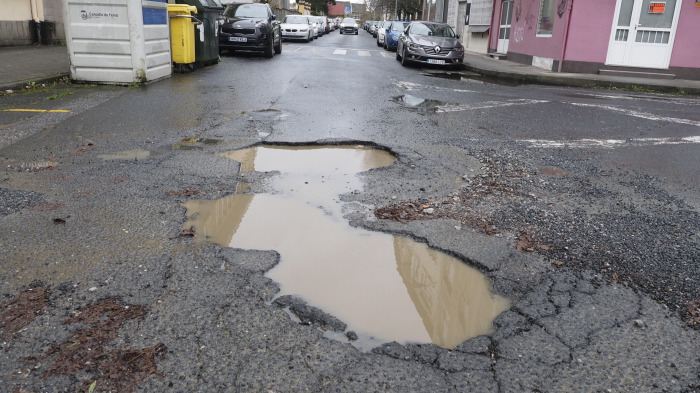 La eliminación de baches y pavimentación de las calles es una de las principales demandas de AVV como la de Esteiro