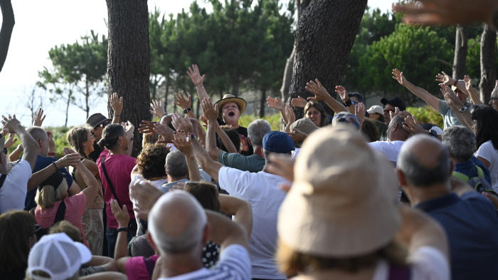 O encontro caracterízase por ofrecer actividades distintas aos concertos, como este roteiro ‘Balcóns ao Atlántico’, guiado por Xurxo Souto, que seguíu o fío do ano pasado: as orquestras da comarca