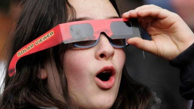 Una niña disfruta del eclipse