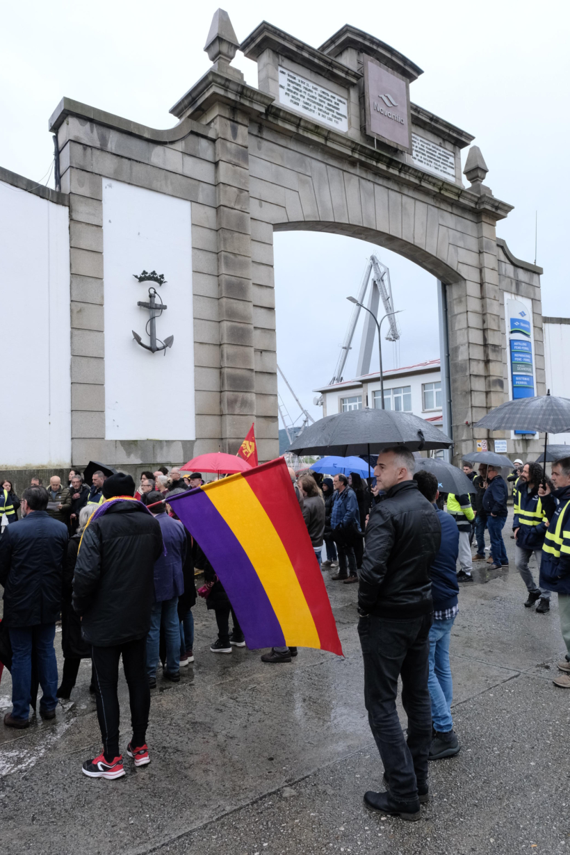 Colocación de una placa en memoria de las víctimas del franquismo en la puerta de Navantia el pasado mes de abril