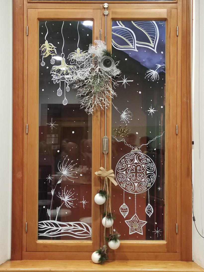 Una de las ventanas decoradas