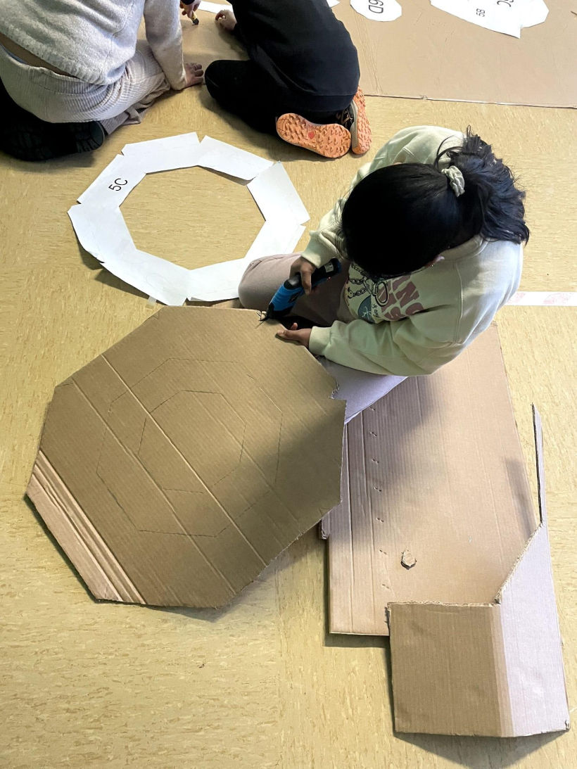 Los niños y niñas de diferentes cursos participaron en la elaboración