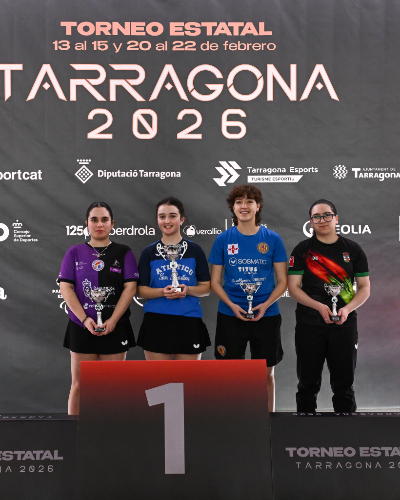 La de Narón, a la izquierda, con su trofeo
