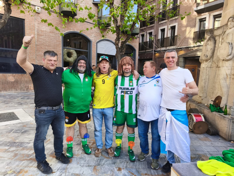 José Luis Suárez, en el centro, con una chirigota de Cádiz en la Copa de España disputada en Murcia