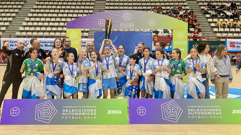 La selección gallega levantando el título