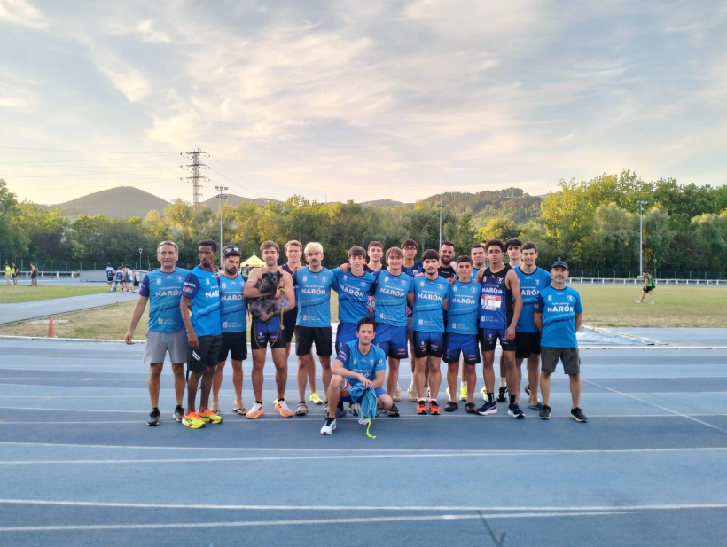 El equipo del Atletismo Narón, antes de comenzar la última jornada liguera