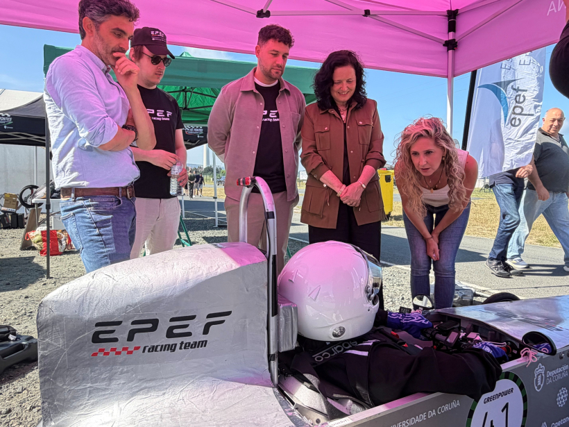 Aneiros, Ares y López charlando con el piloto el equipo de la EPEF