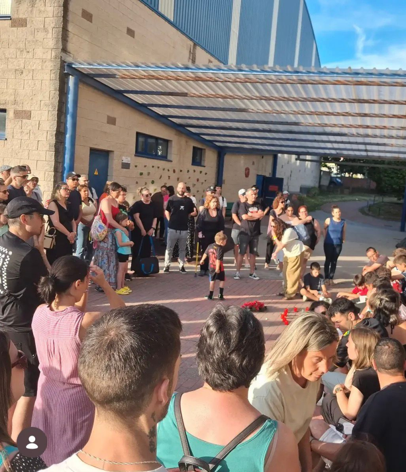 Asistentes al "acto de despedida" del colegio naronés