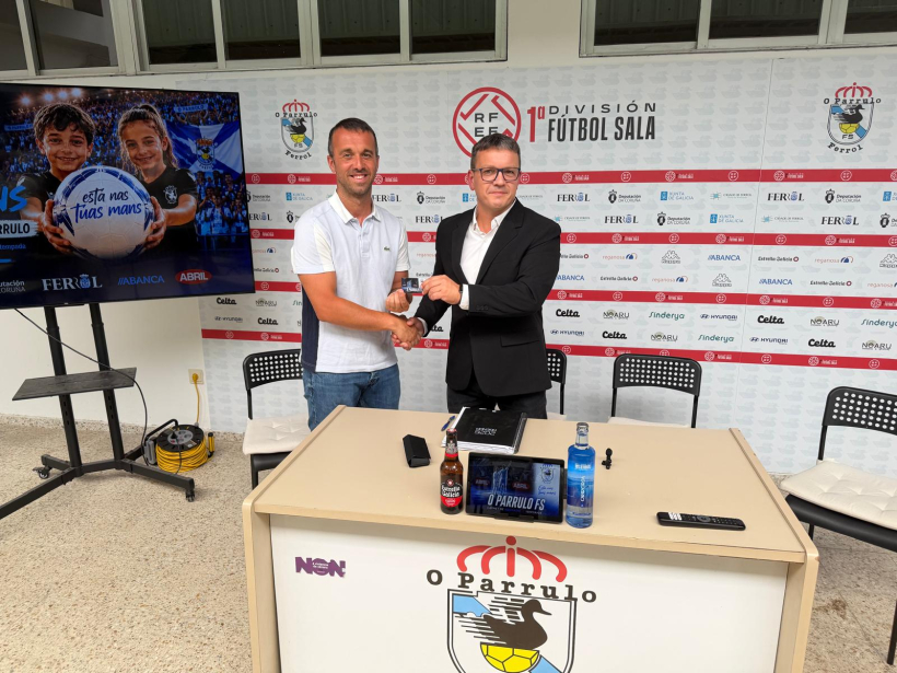 Adri recibe el primer carnet de socio por parte de David García