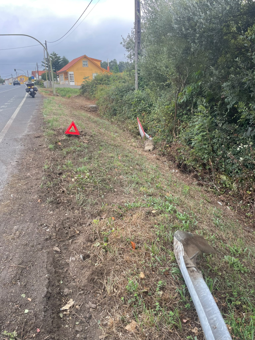 El lugar del accidente, con el guardarraíl y la señal afectados