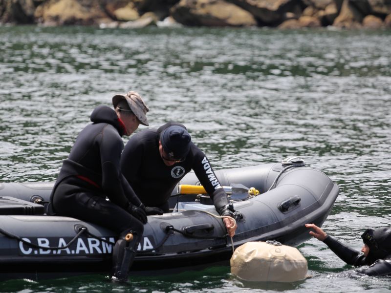 Buzos de la Armada de Ferrol neutralizan una bomba en el País Vasco (5)