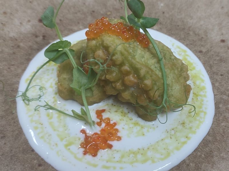 Cocochas de bacalao en tempura de albahaca, su pil pil y huevas de trucha