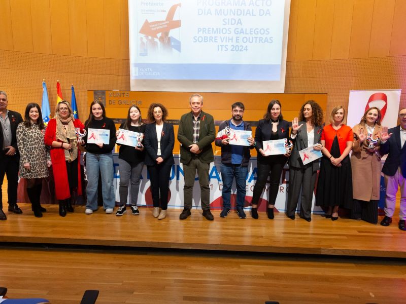 Premio Galicia SIDA para Hortensia u00c1lvarez grupo 28 11 24 (1)