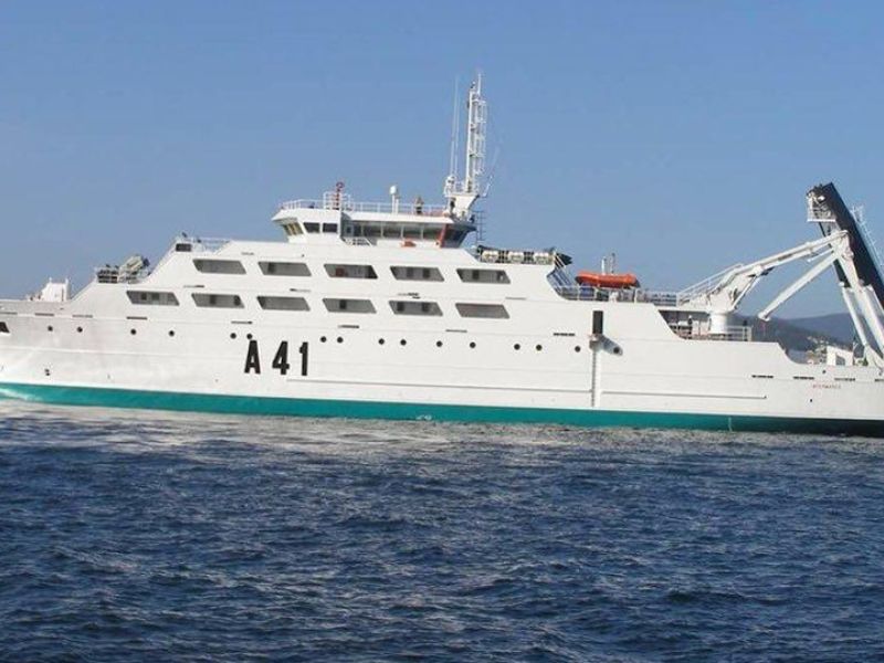 Un pesquero se hunde en la ría de Vigo tras colisionar con el buque escuela “Intermares”