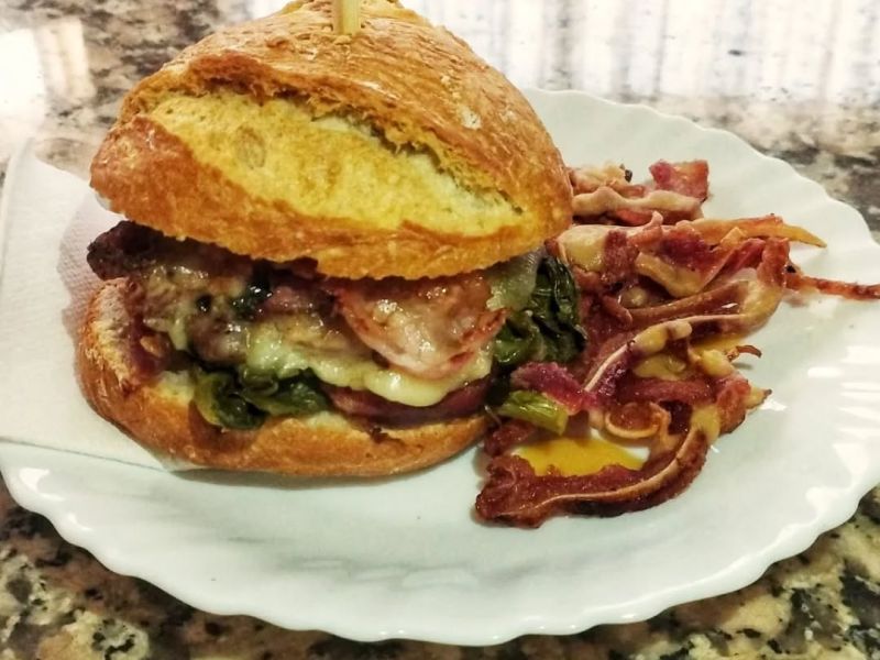 Un hamburguesa de O Tapeo