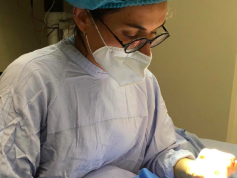La dermatu00f3loga Suu00e1rez Valladares, realizando una intervenciu00f3n en un paciente con carcinoma basocelular. 