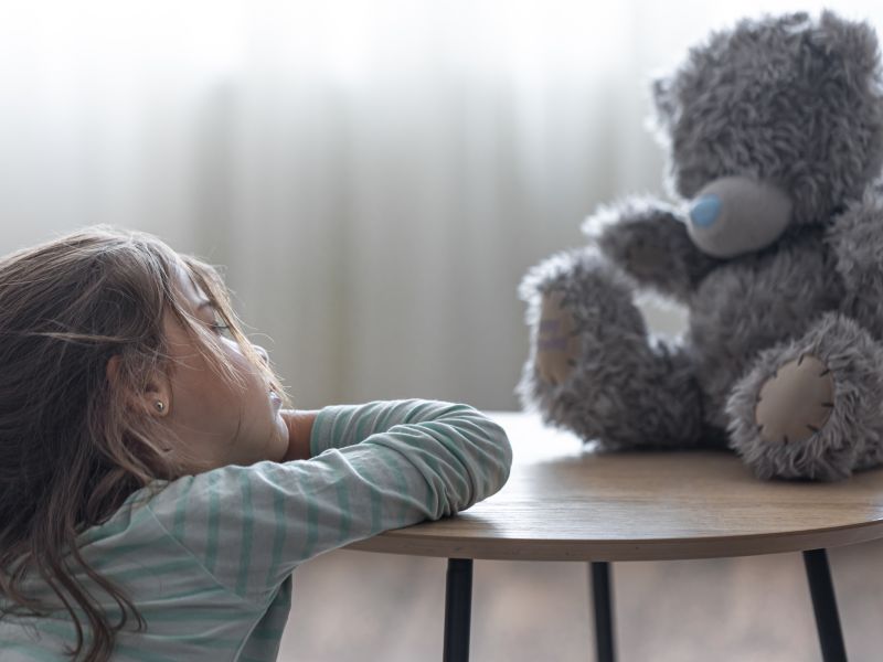 Nina mira su osito de peluche un nino con un juguete favorito en un espacio de copia de fondo borroso
