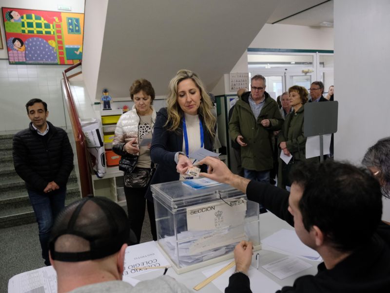 Martina aneiros votando elecciones gallegas 2024