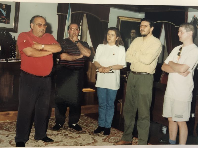 Foto 2 Un dos actos institucionais de 1995 no salón de Plenos (o alcalde, Jesús Varela, o concelleiro de Cultura, Nino Quintiana, Loli e Raúl Piñeiro e un dos músicos da edición