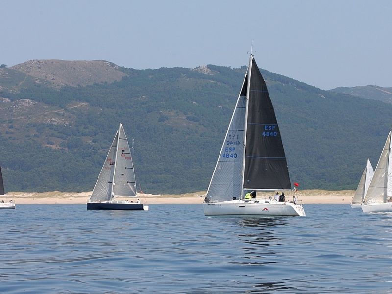 Clase ORC navegando hacia la Ensenada de Finisterre (medios)