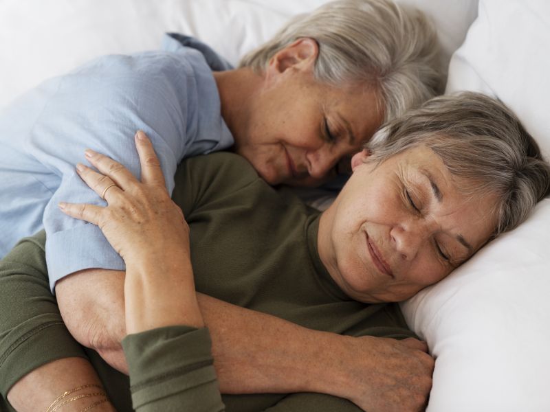 Pareja queer de tiro medio abrazandose